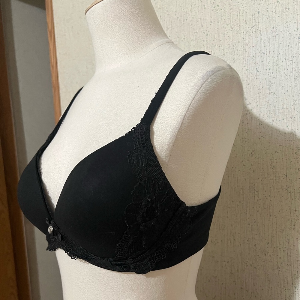 Victoria’s Secret, Body by Victoria lace, wireless bra 34C